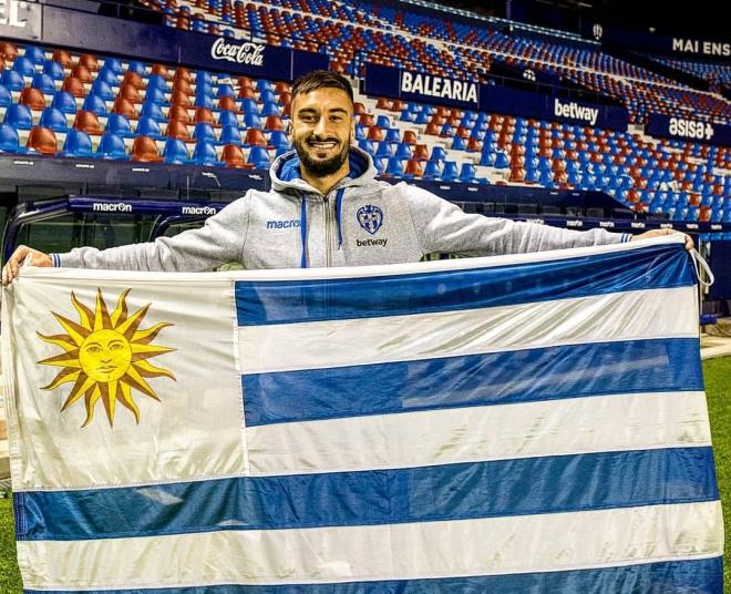 Erick Cabaco posa con la bandera de Uruguay. (Foto: Adolfo Benetó)