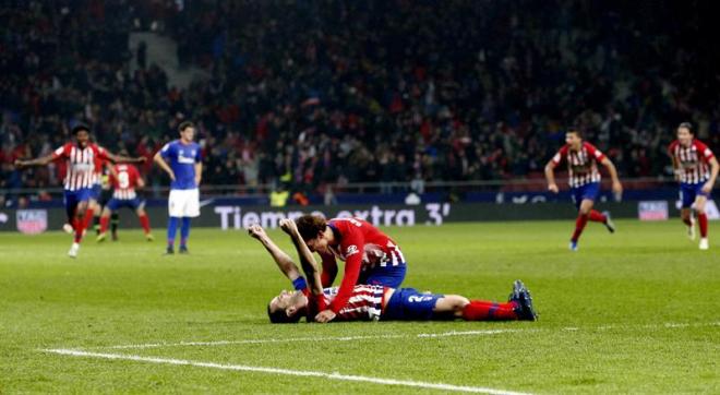 Godín celebra su gol tumbado en el césped en el Atlético-Athletic.