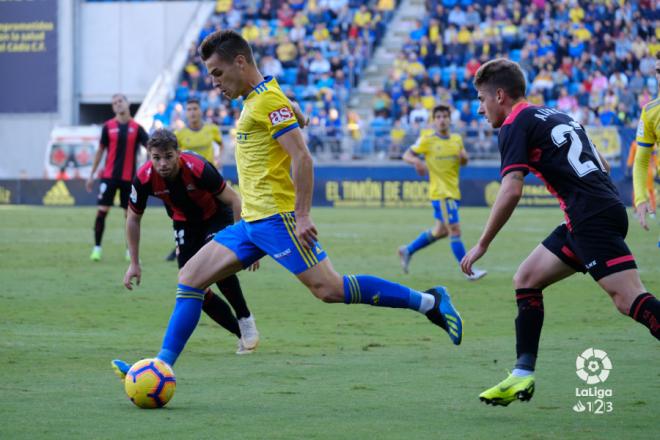Brian Oliván pugna un balón en el Cádiz-Reus de la pasada temporada (Foto: LaLiga).