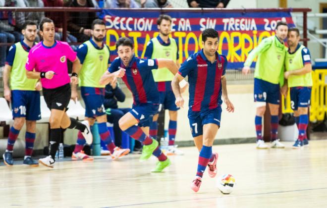 Los jugadores del Levante FS buscan la contra. (Foto: Adolfo Benetó)
