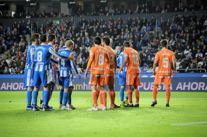 Imagen de la defensa de un balón parado por parte del Oviedo (Foto: Iris Miquel).