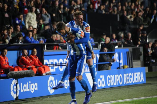 Domingos Duarte y Diego Caballo celebran el primer gol del Deportivo (Foto: Iris Miquel).