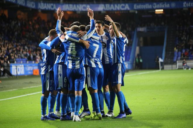 Bergantiños celebra junto al resto de jugadores del Dépor el primer gol anotado contra el Oviedo (Foto: Iris Miquel).