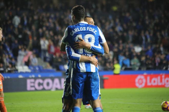 Carlos Fernández celebra junto a Quique González un gol contra el Oviedo (Foto: Iris Miquel).