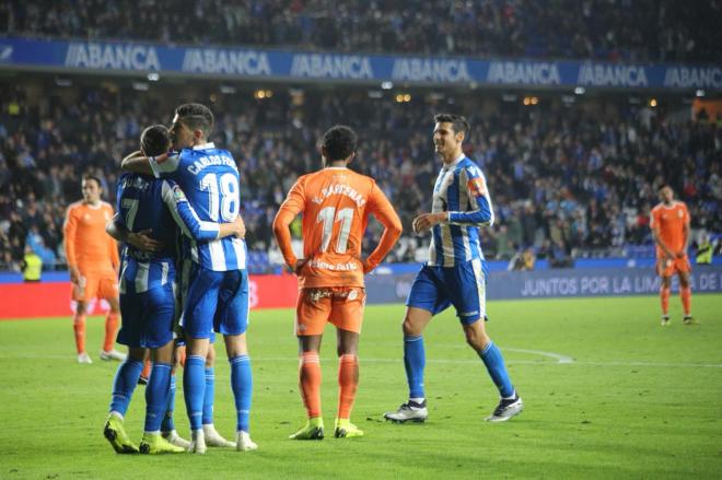 Carlos Fernández celebra su gol ante el Real Oviedo junto a Quique González (Foto: Iris Miquel).