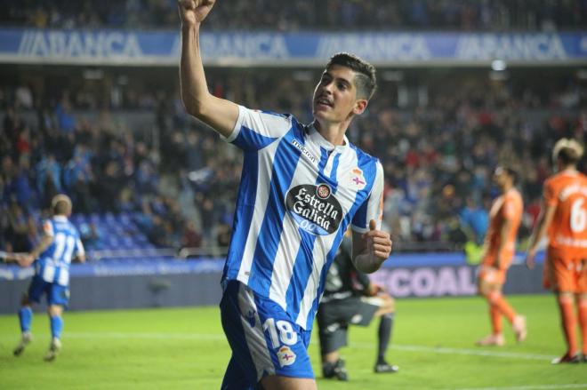 Carlos Fernández celebra su gol en el Dépor-Oviedo (Foto: Iris Miquel).