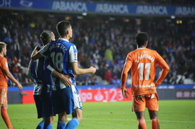 Carlos Fernández celebra junto a Quique su gol contra el Oviedo (Foto: Iris Miquel).