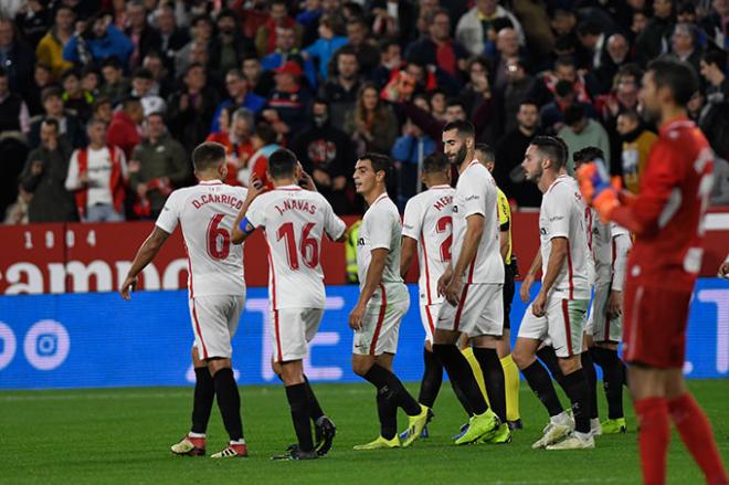Los futbolistas del Sevilla celebran un gol.