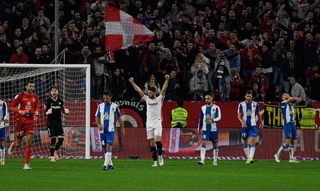 El Sevilla, en plena celebración de su victoria sobre el Espanyol (Foto: Kiko Hurtado).