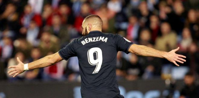 Karim Benzema celebra su gol en el Celta-Real Madrid.
