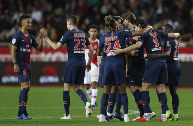 Cavani celebra uno de sus goles con sus compañeros.