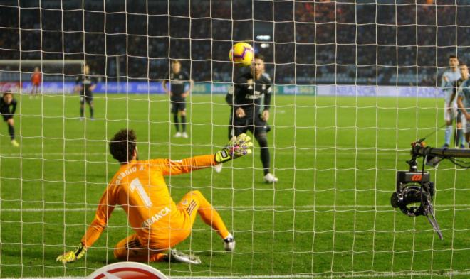 Sergio Álvarez no puede detener el penalti lanzado por Sergio Ramos en el Celta-Real Madrid (Foto: EFE).