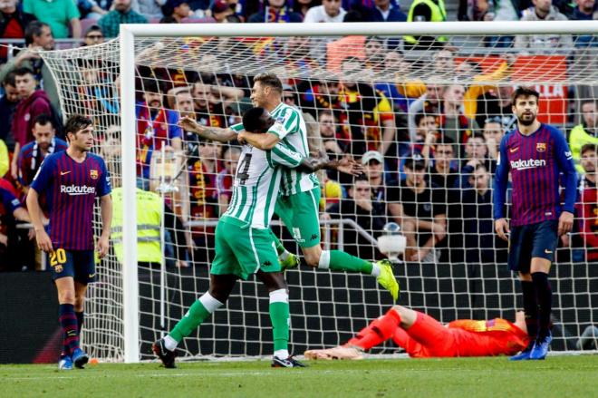 Carvalho y Joaquín celebran uno de los goles del Betis en el Camp Nou.