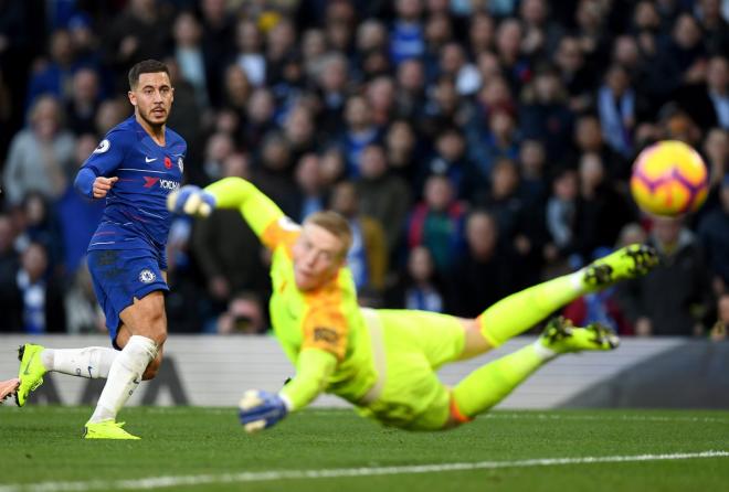 Hazard, observando uno de sus tiros.