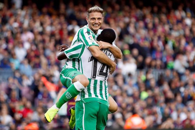 Joaquín y William Carvalho celebran uno de los goles.