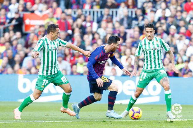 Leo Messi encara a Guardado y Tello (Foto: LaLiga).