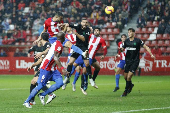 Una jugada del Sporting-Málaga disputado en El Molinón (Foto: Luis Manso).