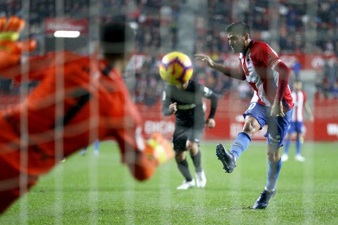 Carmona bate a Munir en el penalti (Foto: Luis Manso).