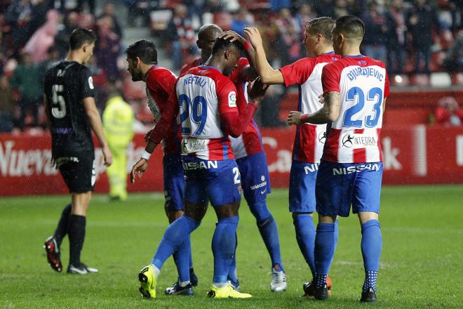 Los jugadores del Sporting celebran el segundo gol ante el Málaga (Foto: Luis Manso).