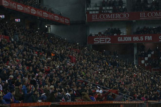 Linternas encendidas durante el Real Sporting-Málaga (Foto: Luis Manso).