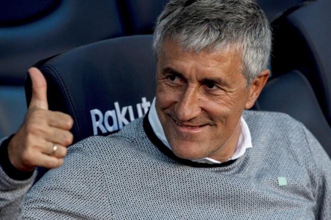 Quique Setién, entrenador del Betis, en el Camp Nou.