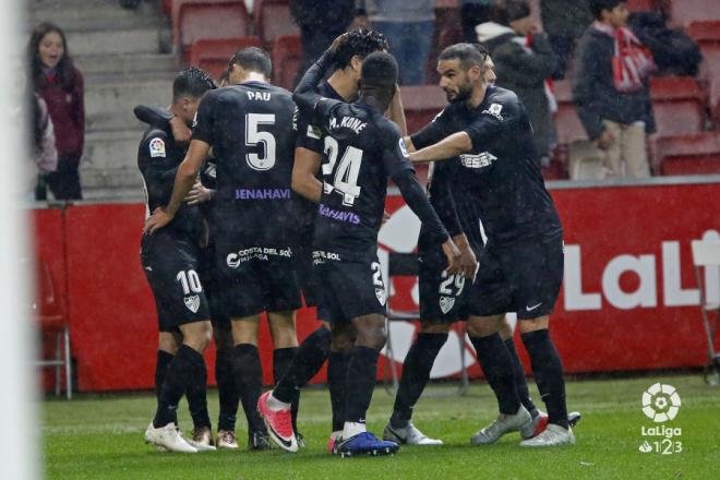 Koné y Lombán, tras el gol del Málaga en GIjón (Foto: LaLiga Santander).