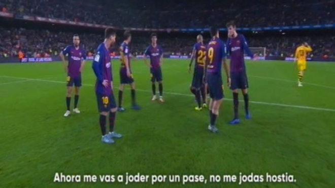 Conversación de Piqué y Suárez en el Camp Nou (Foto: Movistar).