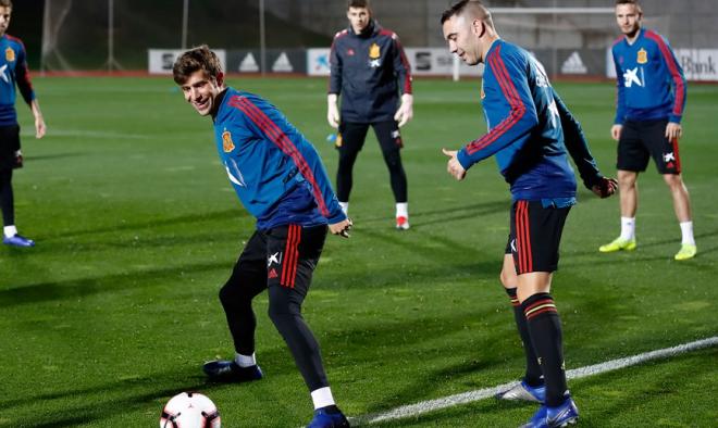 Iago Aspas y Sergi Roberto, en un entrenamiento de la selección española en Las Rozas (Foto: @SeFutbol).