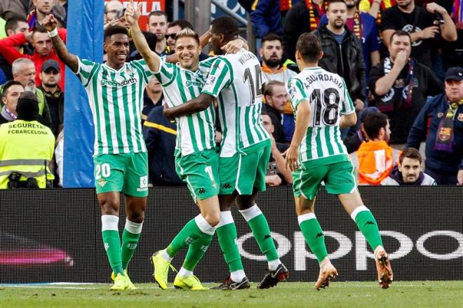 Joaquín celebra con varios compañeros su gol ante el Barcelona.