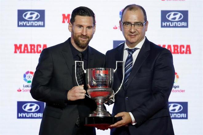 Leo Messi recibe su quinto Trofeo Pichichi.