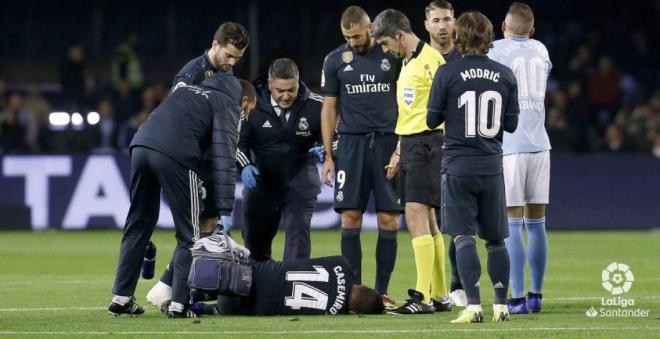 Casemiro, atendido por los servicios médicos durante el Celta-Real Madrid.