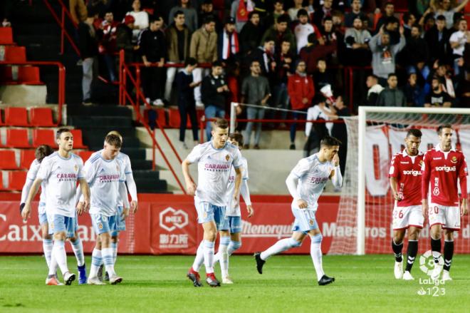 Los jugadores del Real Zaragoza, tras el gol del empate ante el Nàstic (Foto: LaLiga).