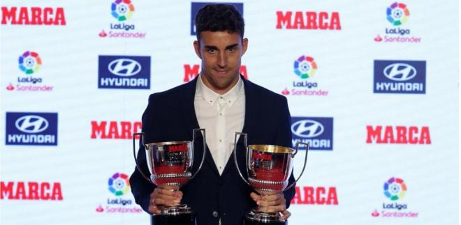 Jaime Mata posa con los trofeos Pichichi y Zarra 2017/2018.
