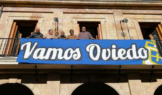 Pancarta en el Ayuntamiento como apoyo al equipo de cara al derbi asturiano contra el Sporting (Foto: oviedo.es).