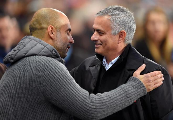 Mourinho, ahora entrenador del Tottenham, saluda a Pep Guardiola, técnico del Manchester City.