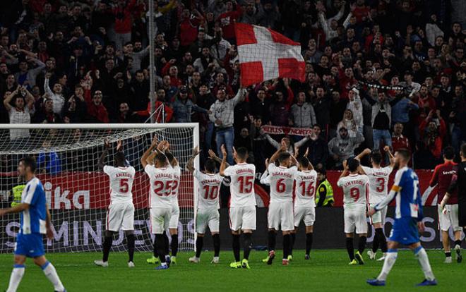 El Sevilla celebra su última victoria en el pizjuán.