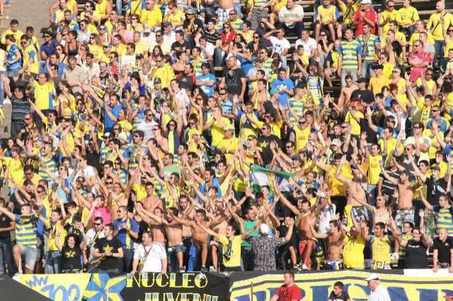 Aficionados del Cádiz durante un partido en Carranza.
