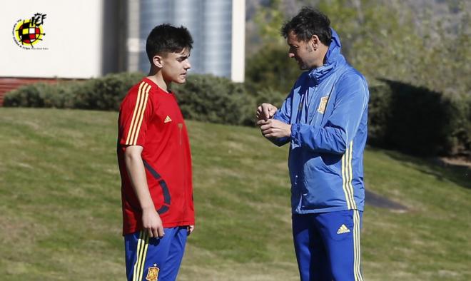 Ander Barrenetxea charla con el seleccionador Santi Denia.