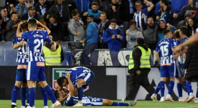 Los jugadores del Alavés celebran un gol contra el Real Madrid.