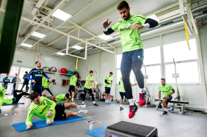 El equipo trabaja en el interior del gimnasio. (Foto: Levante UD)