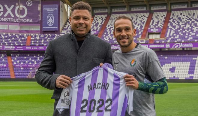 Ronaldo Nazário posa con Nacho Martínez en el Nuevo Estadio José Zorrilla (Foto: Real Valladolid).