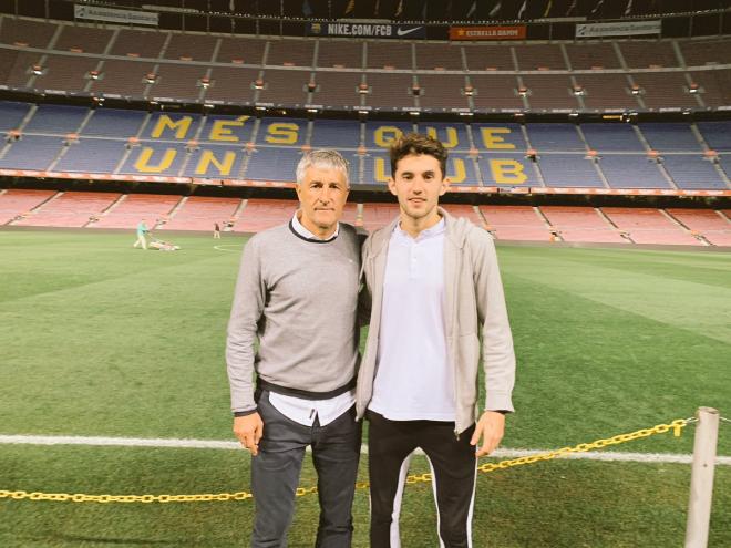 Quique Setién y su hijo Laro, en el Camp Nou tras el Barcelona-Betis.