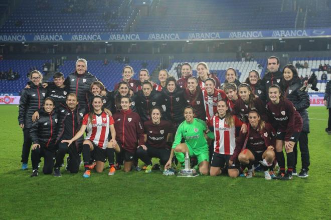 El Athletic Club Femenino posa con el Trofeo de campeonas del Teresa Herrera 2018 (Foto: Iris Miquel).