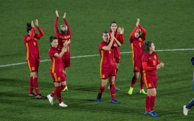 Las jugadoras de la selección española femenina de fútbol aplauden tras la victoria ante Polonia.