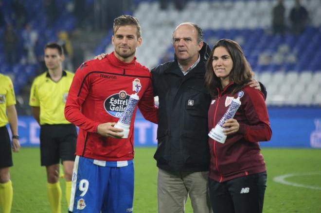 Christian Santos recoge el trofeo de 'MVP' del partido (Foto: Iris Miquel).
