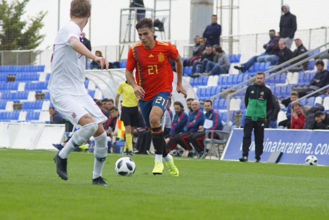 Hugo conduce el balón en el España-Noruega sub 19 / (Pinatar Arena).