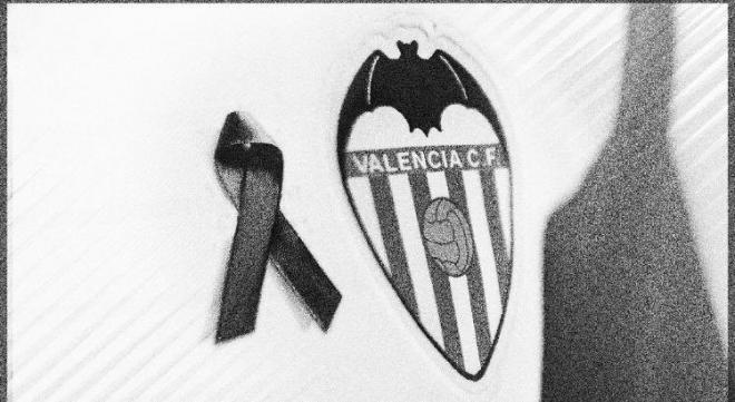 Lazo negro con el escudo del Valencia CF