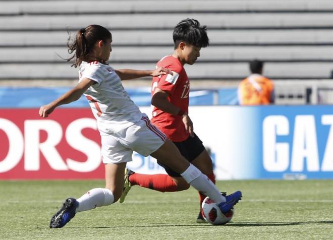 María Méndez lucha un balón ante la jugadora coreana en el primer partido del Mundial de Uruguay.