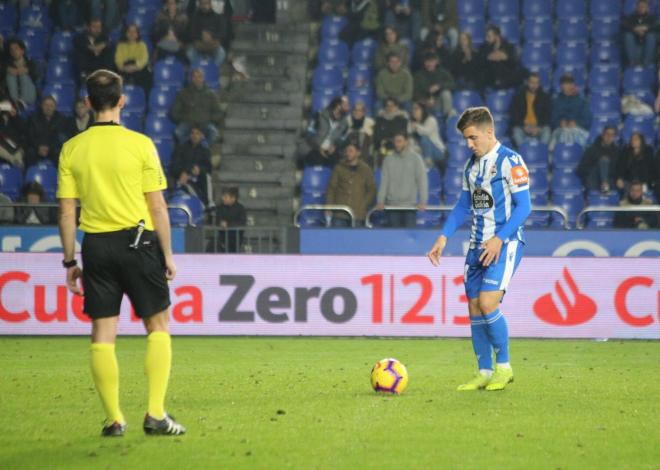Un jugador del Deportivo preparado para lanzar un penalti (Foto: Iris Miquel).