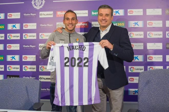 Nacho Martínez, junto a Miguel Ángel Gómez, durante la rueda de prensa de su renovación (Foto: RealValladolid).